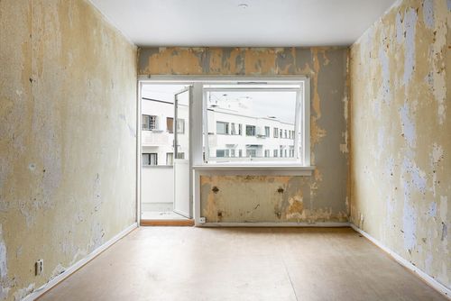 Anthrazitfarbene Haustür mit seitlichem Glaselement