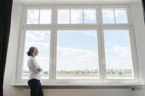 Detailaufnahme eines Fensterrahmens mit Dreifachverglasung