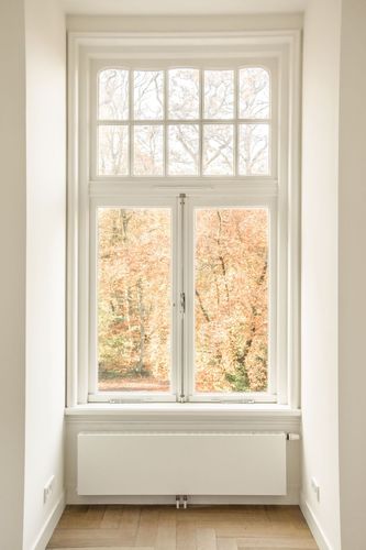 Handwerker misst eine Fensteröffnung mit dem Zollstock aus
