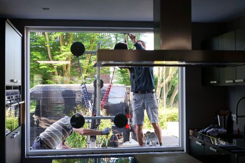 Weißes Kunststofffenster mit Dreh-Kipp-Beschlag in einem Wohnzimmer