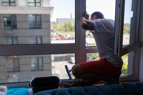 Neu eingesetztes Fenster mit frischer Abdichtung an der Laibung